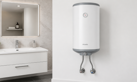 Termo eléctrico Atlantic instalado en un baño moderno de una vivienda en Barcelona