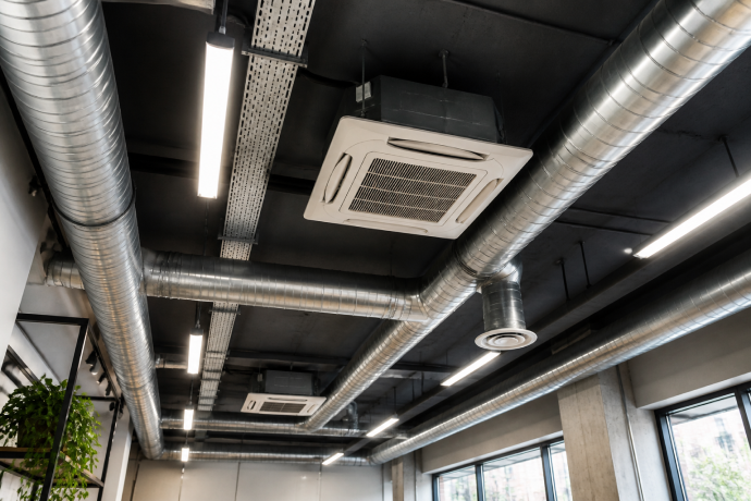 Instalación de conductos para climatización de un sistema VRF en un local de Barcelona