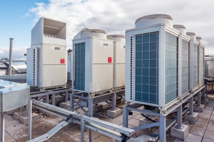 Vista general de una instalación de aire acondicionado VRV en la azotea de un edificio en Barcelona
