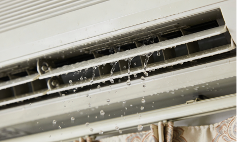 Detalle de los filtros internos tras una instalación de aire acondicionado en Barcelona